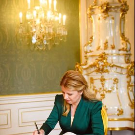 Čaputová se podepsala do Pamětní knihy.