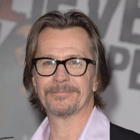 Gary Oldman byl ženichem celkem pětkrát, v posledním manželství je zřejmě už spokojený.