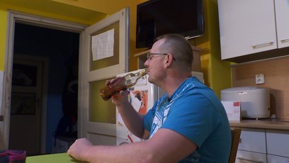 FOTO: Petr se vylívá jak váza přímo z láhve.
