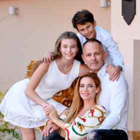 Tam odcestovala s rodinou.