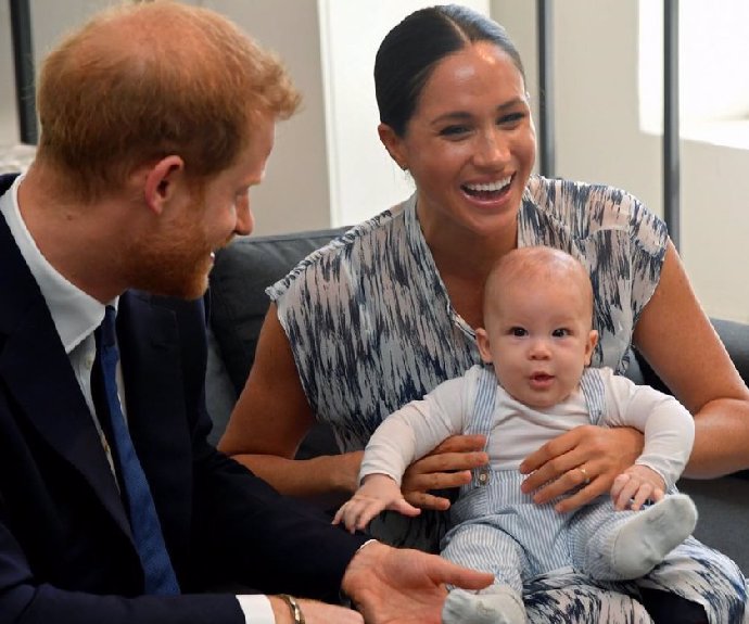 FOTO: Meghan se také dobře bavila. – stránka 422