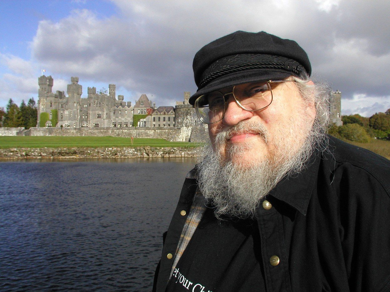 Seriál Hra o trůny už se dávno nedrží knižní předlohy. Jejímu autorovi to však podle všeho nevadí.