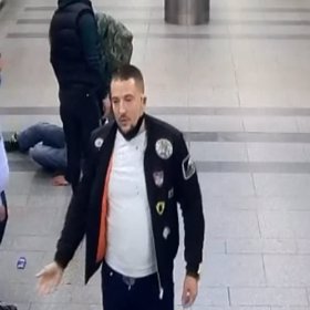 Policie zvěřejnila záběry útočníků a prosí o pomoc.
