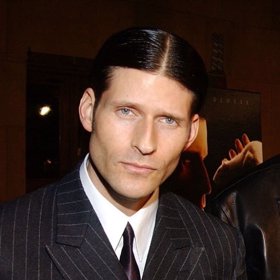 Crispin Glover, kterého si diváci všimli především ve filmu Charlieho andílci, je z jedné čtvrtiny Čech. Maminka je česko-německého původu, tatínek britsko-švédského.