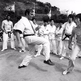 John Saxon a Bruce Lee ve filmu Drak přichází.