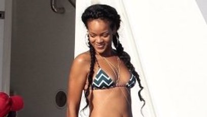 FOTO: Co chybí Rihanně nahoře, to dohání perfektně vypracovaným bříškem a pevným zadečkem.