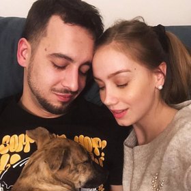 Herečka si užívá pohodu se svým přítelem a pejskem.