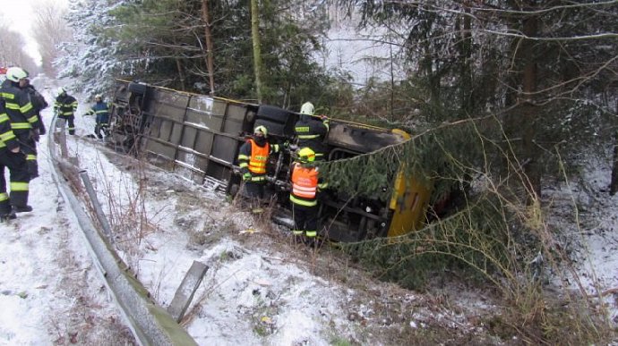 FOTO: V Třebechovicích pod Orebem havaroval autobus – stránka 483