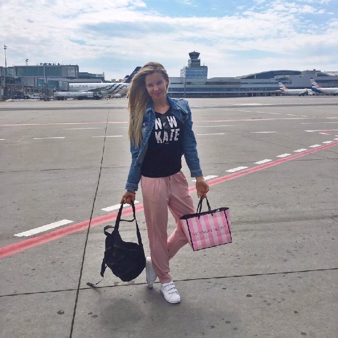 FOTO: Kateřina Kristelová si do letadla přinesla i nákup z duty free... – stránka 294