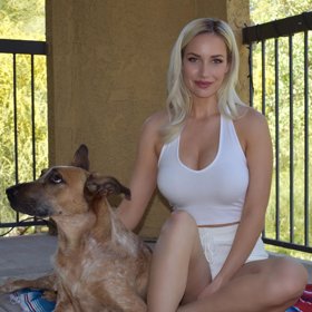 Paige Spiranac má pořádné vnady.