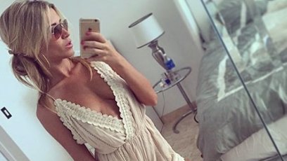 FOTO: V bílé jí vyniká dekolt...