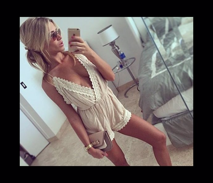 FOTO: V bílé jí vyniká dekolt... – stránka 417