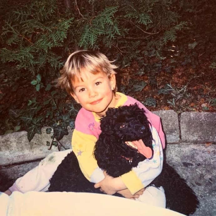 FOTO: Patricie sdílela fotku z dětství. "Už jako malý chlapeček jsem měla ráda pejsky," napsala herečka úsměvně. – stránka 589