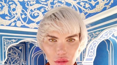 FOTO: Alves si sladil prostředí oči a košili. Děsí vás? Nás ano.