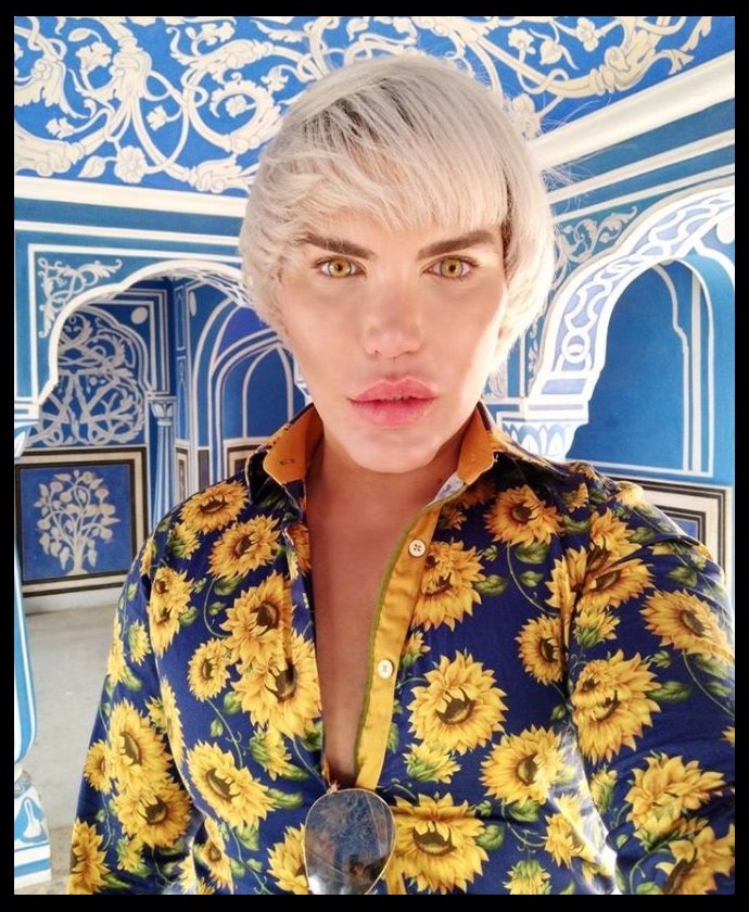 FOTO: Alves si sladil prostředí oči a košili. Děsí vás? Nás ano. – stránka 131