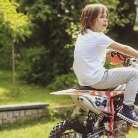 Jednoho ze zaměněných chlapců ztvárnil v Kukačkách Theo Schaefer.