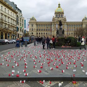 Lidé vyrazili na Václavské náměstí, kde byly všude po zemi položené svíčky.