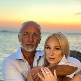 Richard po boku nové přítelkyně září.