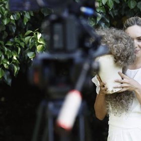 Taťána si pohrála s parukou.