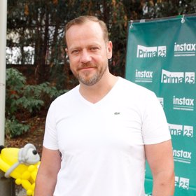 O své krásné a bohaté kadeře už přišel.