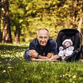 Martin Kuba se svým psem a potomkem. 