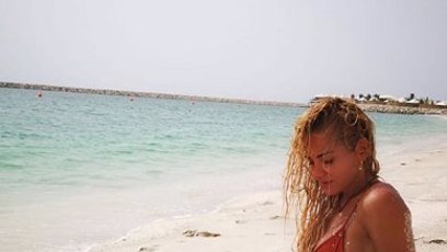 FOTO: Dara Rolins ukazuje své křivky na pláži ve Spojených arabských emirátech.