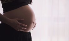 Dvanáctiletá matka z Varů byla zřejmě zneužita. Je třináctou rodičkou v tomto věku v Česku