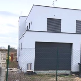 Jakub se s Agátou potkává občas doma.