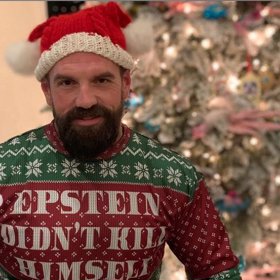 Ethan vypadá úplně jinak.