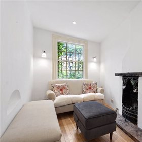 Takzvaný přijímací pokoj nabízí pohodlné posezení u krbu.