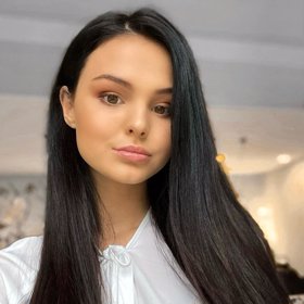 Hana je uhrančivá černovláska se soutěžním číslem 5.