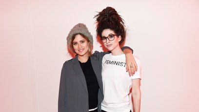FOTO: Emma a její mrtvá krysí kreace na hlavě.