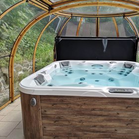 K nádherné vile patří též vířivka