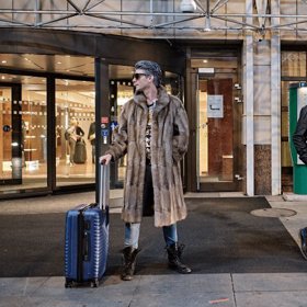 Marek Lambora si na letišti vezme cizí kufr a rázem je zaděláno na slušnou zápletku. Scénář filmu Ubal a zmiz je plný humoru i akce.