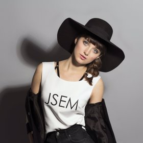 Sama se dala na sólovou dráhu.