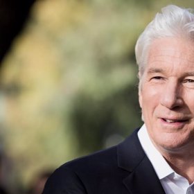 Richard Gere ve společnosti. 