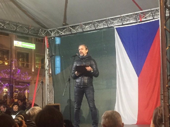 FOTO: Demonstranti drželi minutu ticha za tragédii v Ostravě. – stránka 1717