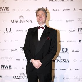 Každý kromě moderátorky a supervizora večera Jana Svěráka poznali, že dotyčného s Jimem pojí jen příslušnost k mužskému pohlaví.

