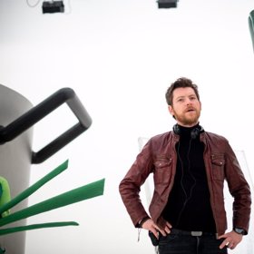 David Švehlík jako Šampón ve filmu Prvok, Šampón, Tečka a Karel vedle Martina Pechláta.