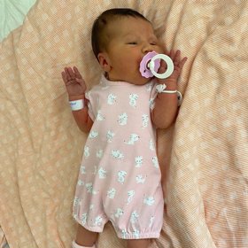 Petr Nedvěd se maličkou Naomi také chlubí.