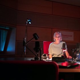 Barbora Bočková stráví většinu času před kamerou ve studiu rádia.