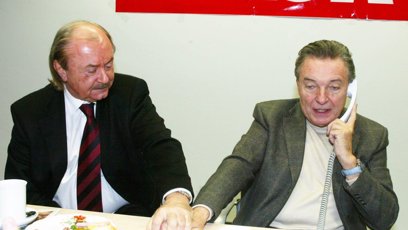 FOTO: Zpěvák s kamarádem Františkem Janečkem se drží za ruce.
