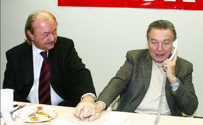 FOTO: Zpěvák s kamarádem Františkem Janečkem se drží za ruce. – stránka 754