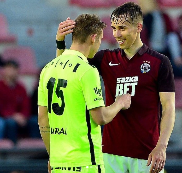 FOTO Bratři na hřišti.