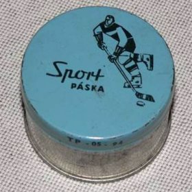 1. Nejdříve pár retro hokejových potřeb: černá hokejová páska na hokejku.