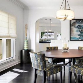 Uvnitř je prostorná jídelna.