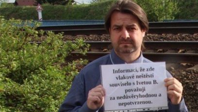 FOTO: Zdeněk Macura a detail jeho cedulky