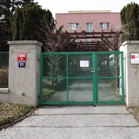 Domov důchodců v Krči, kde už byla Nataša Gollová v ústraní a daleko od hereckého světa. Zemřela ve svých 76 letech.