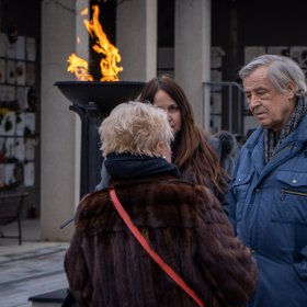 Kvůli jeho absenci musí divadlo přistupovat k alternacím v několika inscenacích.