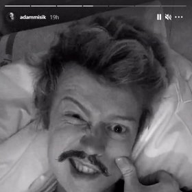 Adam však neztrácí humor a s vtipným efektem knírku a necitlivou pravou tváří by si z fleku mohl střihnout roli záporáka!